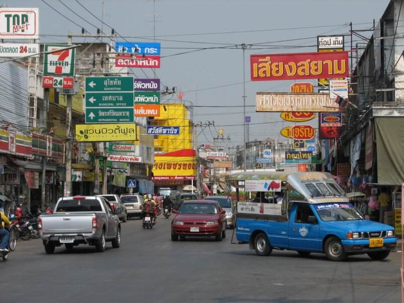 Centro urbano de Phitsanulok con tráfico